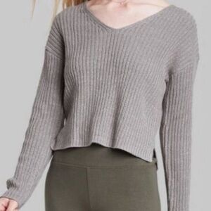 Wild Fable V-neck sweater with long sleeves in a gray color, size small
